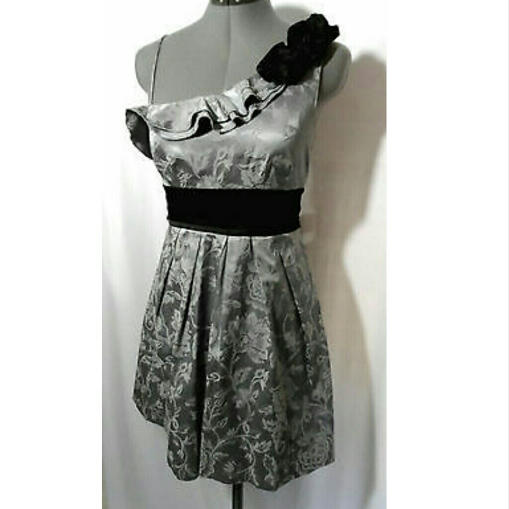 SPEECHLESS Damask Dress 5 Gray ruffled Rosette